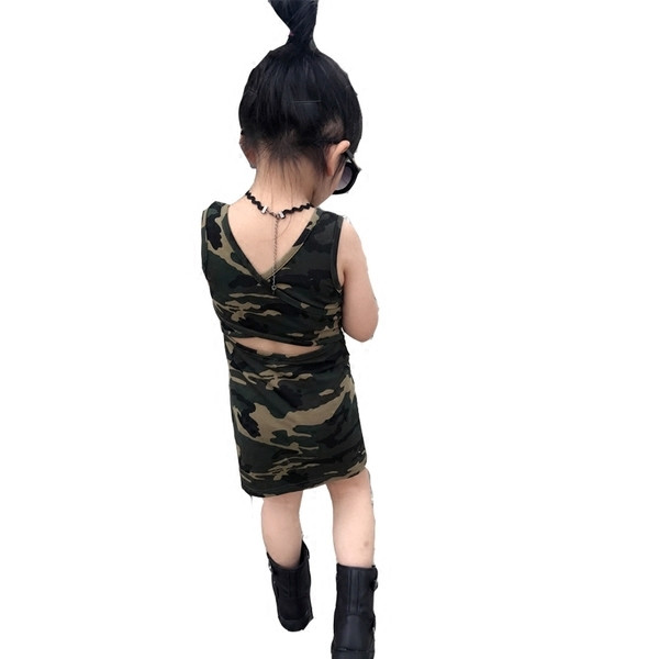 Παιδικό φόρεμα με καμουφλάζ με φαρδιές λουριά ώμου και μια τρύπα στο πίσω μέρος - Λεπτό μοντέλο
