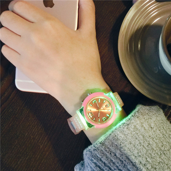 Ceas de dama luminos in forma rotunda - mai multe culori