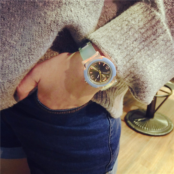 Ceas de dama luminos in forma rotunda - mai multe culori