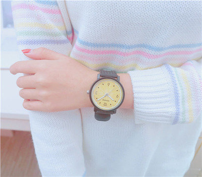 Часовник с цветен циферблат и кръгла форма - няколко цвята