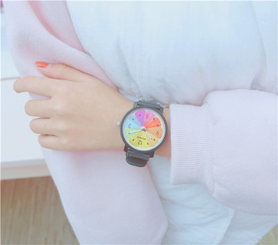 Часовник с цветен циферблат и кръгла форма - няколко цвята