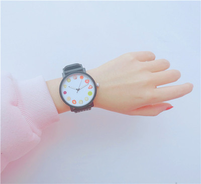 Часовник с цветен циферблат и кръгла форма - няколко цвята