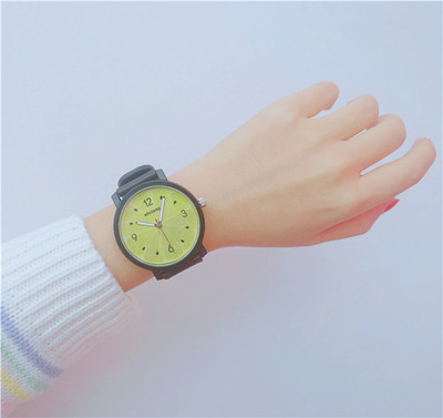 Часовник с цветен циферблат и кръгла форма - няколко цвята