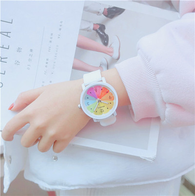 Часовник с цветен циферблат и кръгла форма - няколко цвята