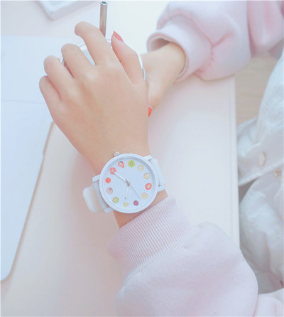 Часовник с цветен циферблат и кръгла форма - няколко цвята