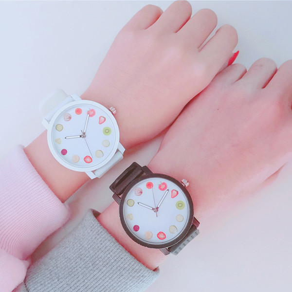 Часовник с цветен циферблат и кръгла форма - няколко цвята