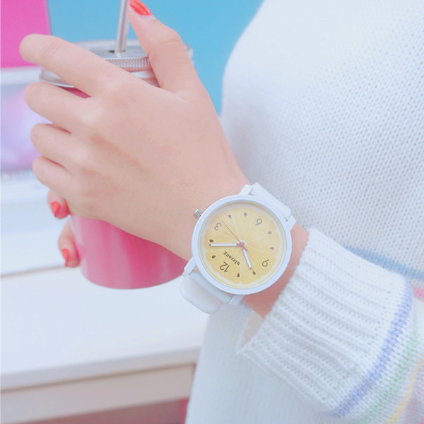 Часовник с цветен циферблат и кръгла форма - няколко цвята