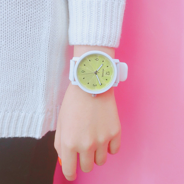 Часовник с цветен циферблат и кръгла форма - няколко цвята