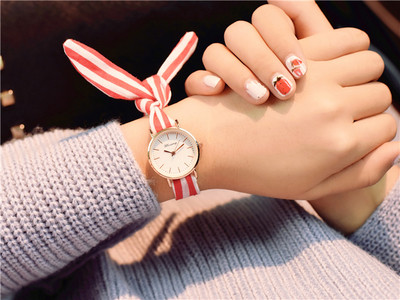 Γυναικείο ρολόι με ενδιαφέρον κορδόνι σε στρογγυλό σχήμα - διαφορετικά χρώματα