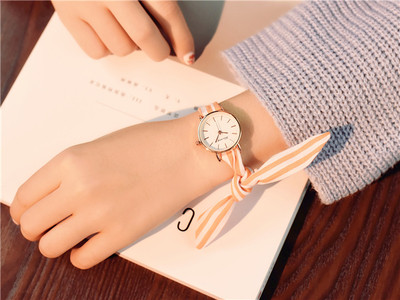 Γυναικείο ρολόι με ενδιαφέρον κορδόνι σε στρογγυλό σχήμα - διαφορετικά χρώματα