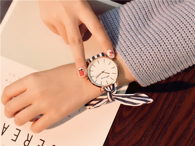 Γυναικείο ρολόι με ενδιαφέρον κορδόνι σε στρογγυλό σχήμα - διαφορετικά χρώματα