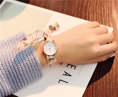 Γυναικείο ρολόι με ενδιαφέρον κορδόνι σε στρογγυλό σχήμα - διαφορετικά χρώματα