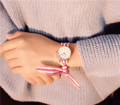 Γυναικείο ρολόι με ενδιαφέρον κορδόνι σε στρογγυλό σχήμα - διαφορετικά χρώματα