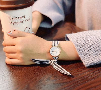 Γυναικείο ρολόι με ενδιαφέρον κορδόνι σε στρογγυλό σχήμα - διαφορετικά χρώματα