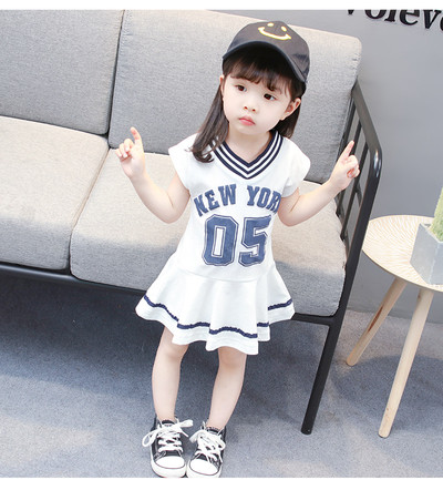 Καθημερινό παιδικό φόρεμα με εφαρμογή και σχήματος V λαιμόκοψη