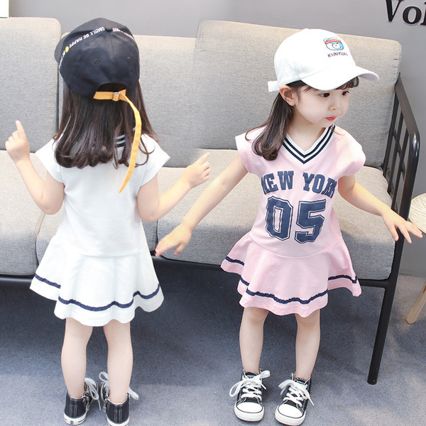 Καθημερινό παιδικό φόρεμα με εφαρμογή και σχήματος V λαιμόκοψη