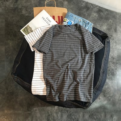 Tricou bărbătesc cu dungi alb, gri și negru