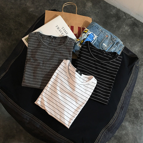 Tricou bărbătesc cu dungi alb, gri și negru