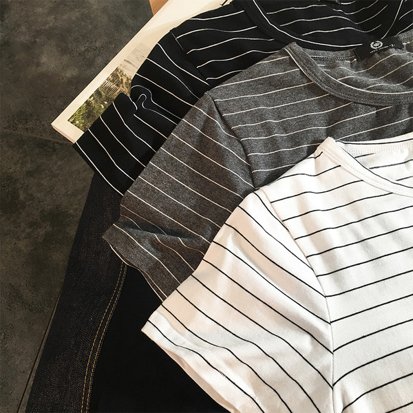 Tricou bărbătesc cu dungi alb, gri și negru