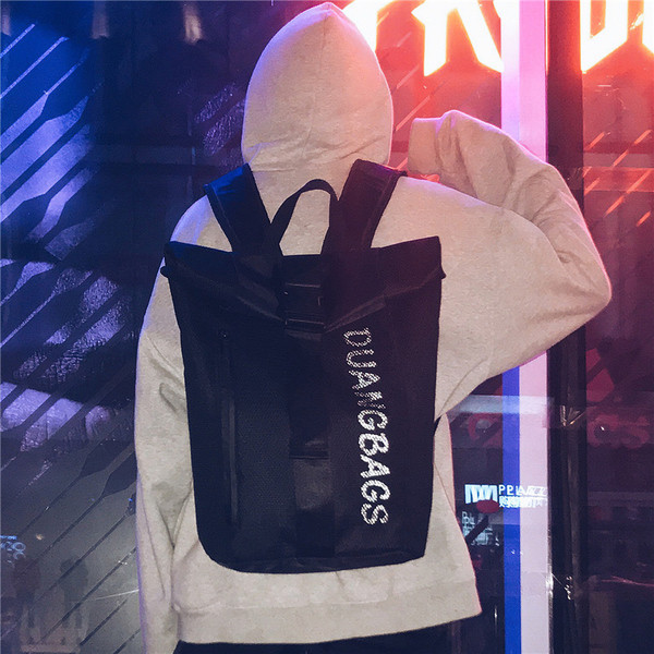 Μοντέρνο σακίδιο για άνδρες με ενδιαφέρουσα πρόσφυση - πολλά χρώματα