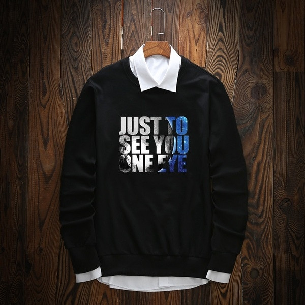 Κομψή μπλούζα άνδρας με λαιμόκοψη και πολύχρωμες επιγραφές σε μαύρο χρώμα