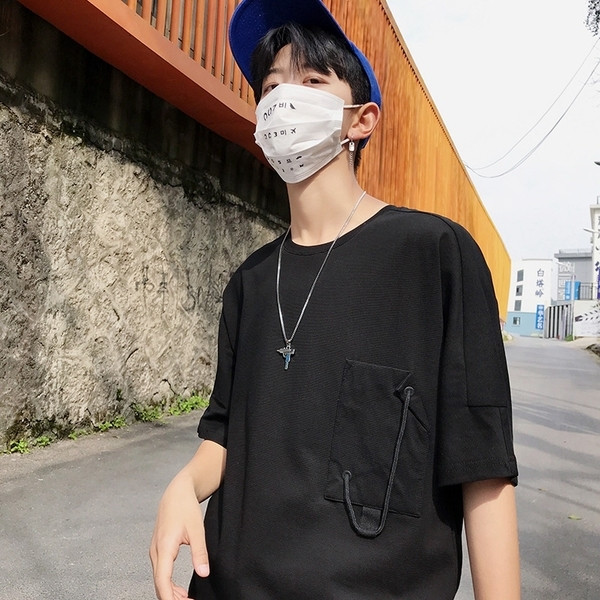 Мъжка памучна тениска с джоб и връзка в бял и черен цвят