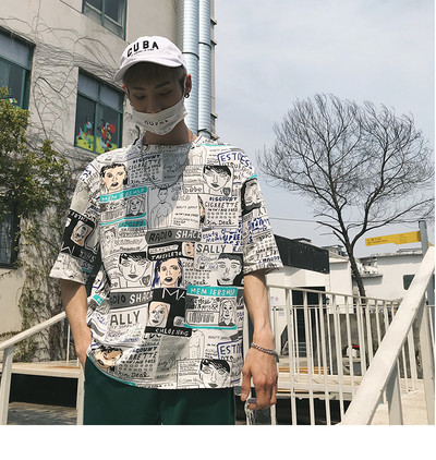 Πολύχρωμο ανδρικό μπλουζάκι με εφαρμογές και επιγραφές δύο χρωμάτων