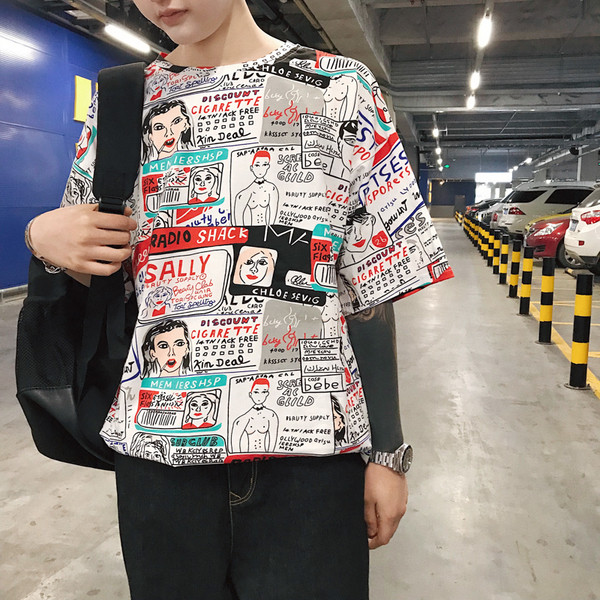 Πολύχρωμο ανδρικό μπλουζάκι με εφαρμογές και επιγραφές δύο χρωμάτων