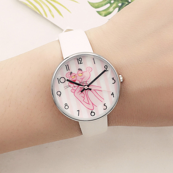 Több színben rátéttel és felirattal ellátott lányos gyerekóra