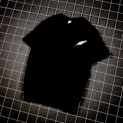 Άνετο μαύρο μανίκι T-shirt με άσπρο και μαύρο χρώμα