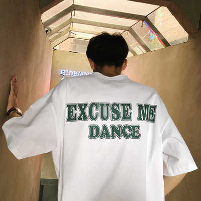 Мъжка тениска с надпис в бял, сив и черен цвят