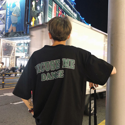 Мъжка тениска с надпис в бял, сив и черен цвят