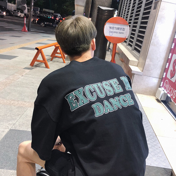 Мъжка тениска с надпис в бял, сив и черен цвят