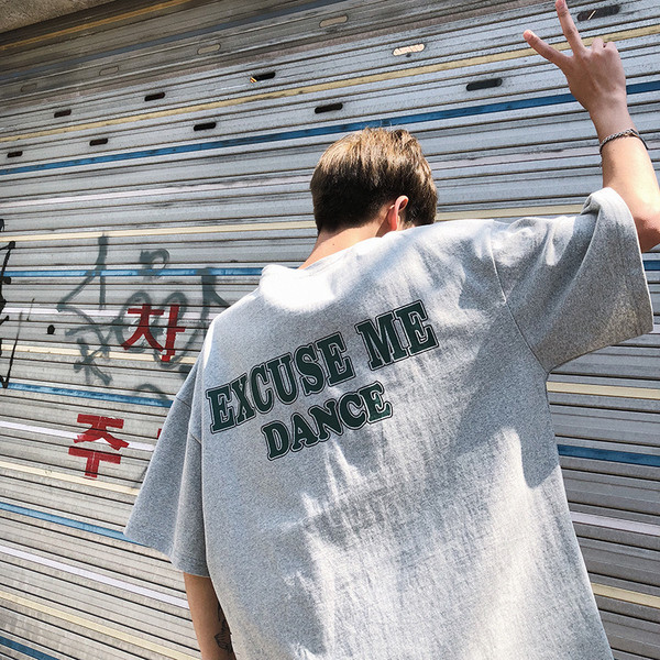 Мъжка тениска с надпис в бял, сив и черен цвят