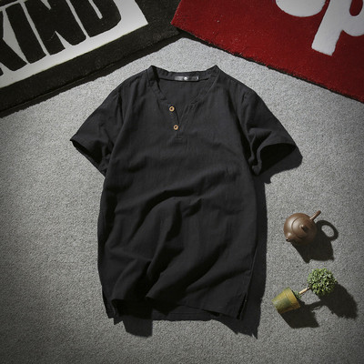 Изчистен модел мъжка тениска с V-образно деколте и копчета в няколко цвята