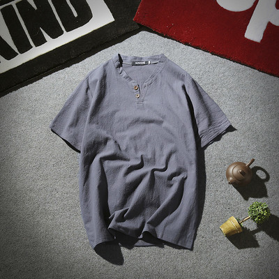 Изчистен модел мъжка тениска с V-образно деколте и копчета в няколко цвята