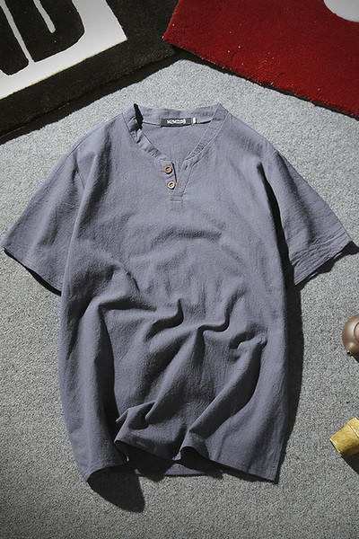 Изчистен модел мъжка тениска с V-образно деколте и копчета в няколко цвята