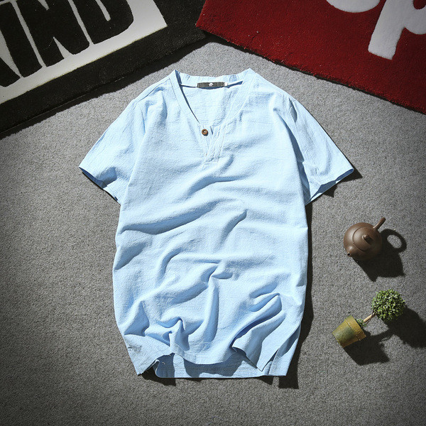 Изчистен модел мъжка тениска с V-образно деколте и копчета в няколко цвята