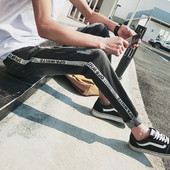 Blugi de bărbați moderni de culoare închisă