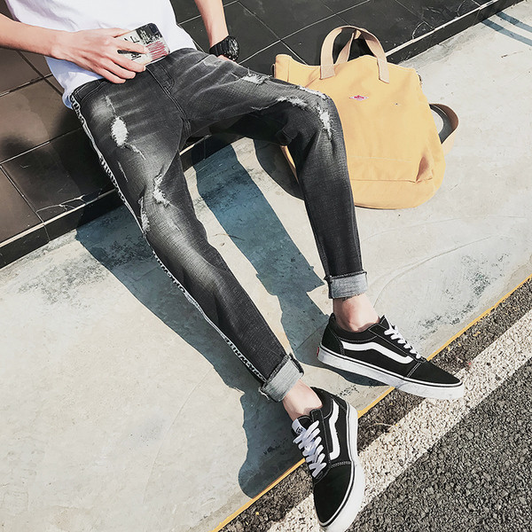 Blugi de bărbați moderni de culoare închisă