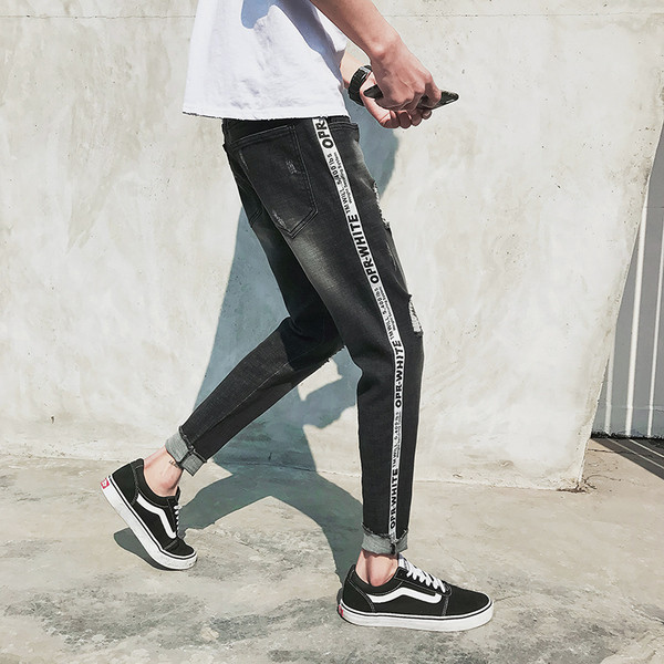 Blugi de bărbați moderni de culoare închisă