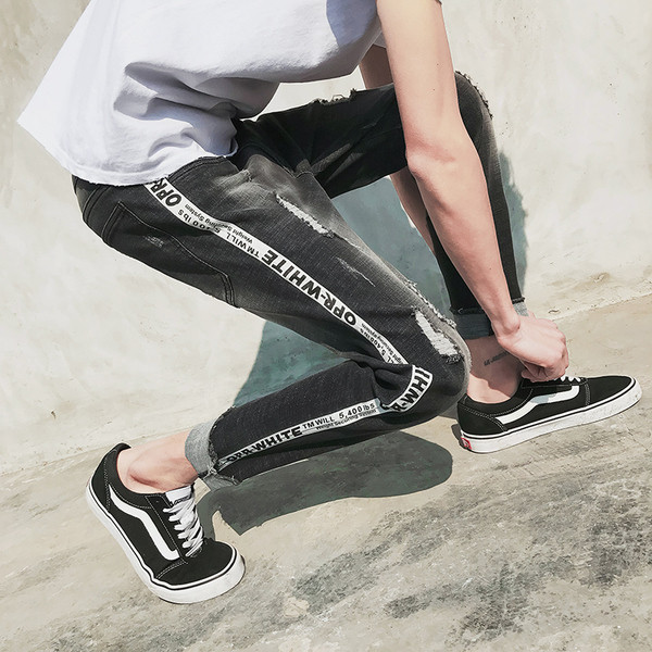 Blugi de bărbați moderni de culoare închisă