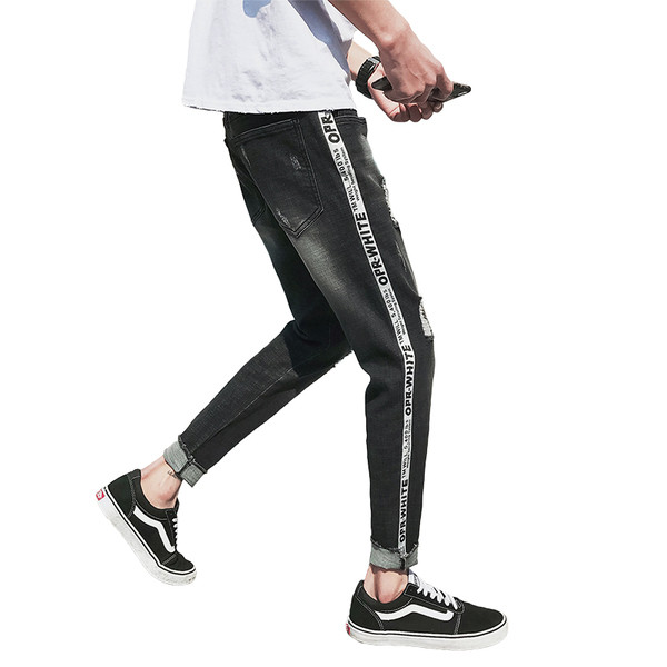 Blugi de bărbați moderni de culoare închisă