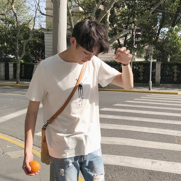 Ежедневна мъжка тениска с апликация и надпис в бял и черен цвят