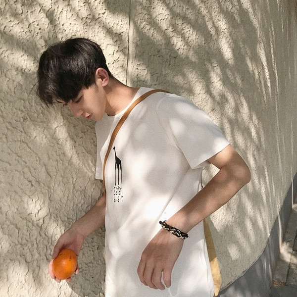 Ежедневна мъжка тениска с апликация и надпис в бял и черен цвят