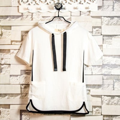 Ανδρικό μπλουζάκι με κουκούλα και γραβάτες σε λευκό και μαύρο