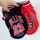 Ένα αθλητικό μπλουζάκι για σκύλους με μαύρο και κόκκινο χρώμα