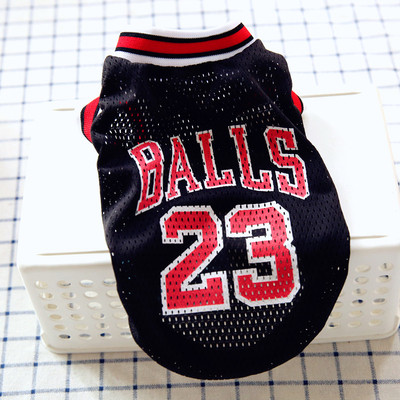 Ένα αθλητικό μπλουζάκι για σκύλους με μαύρο και κόκκινο χρώμα