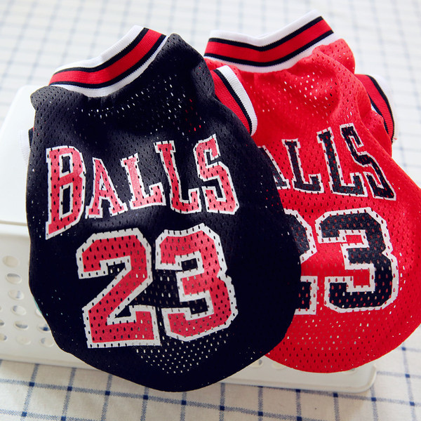 Ένα αθλητικό μπλουζάκι για σκύλους με μαύρο και κόκκινο χρώμα