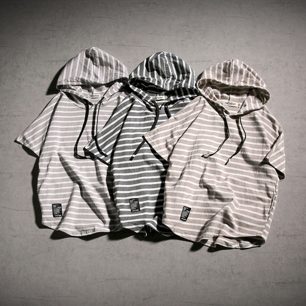 Раирана мъжка тениска с качулка в три цвята 